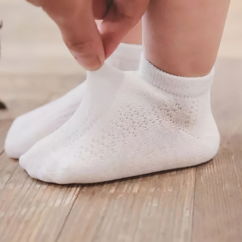 宝宝秋冬睡觉要不要穿袜子？宝宝袜子该怎么选？