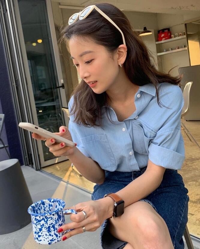 长相清新甜美而又略带知性 典型的简约韩系穿搭博主