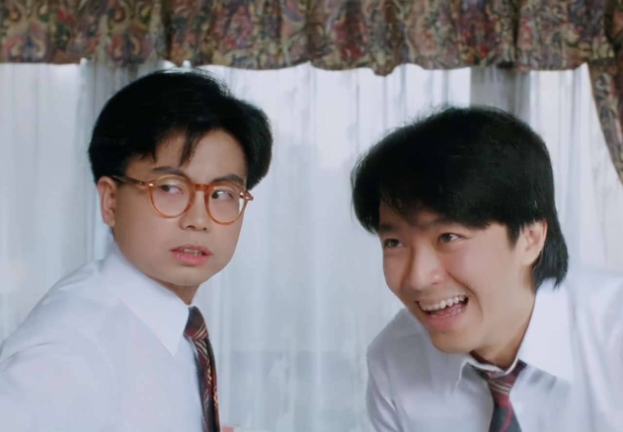 56岁黄一山和小一辈歌手称兄道弟，周星驰御用配角也要当网红？