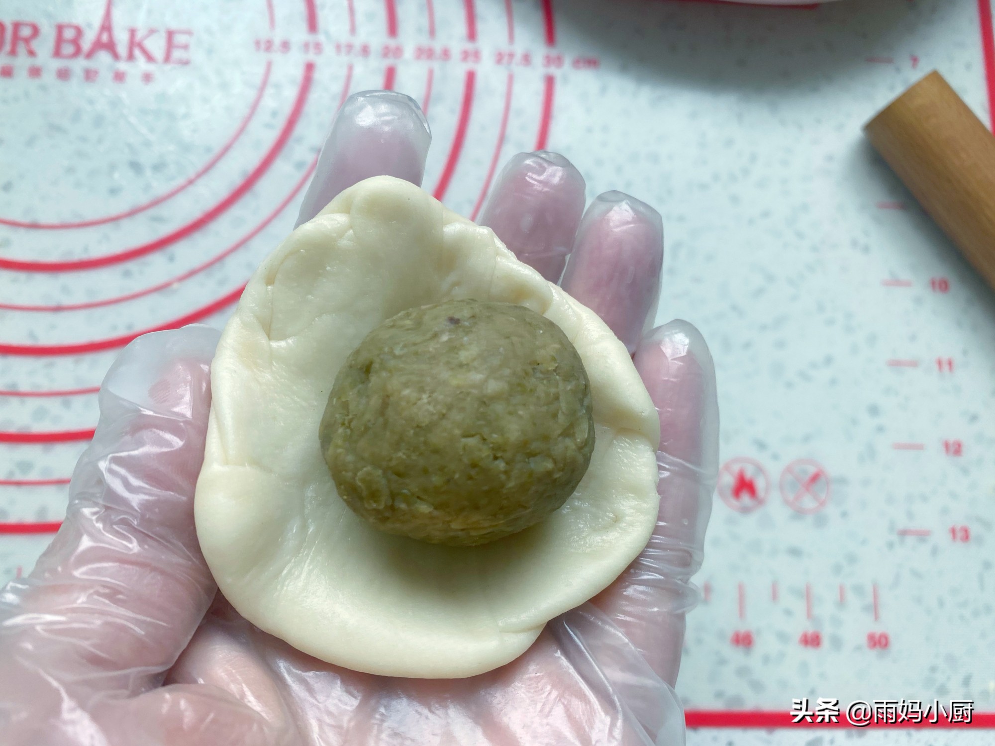 70岁老妈爱吃的绿豆饼，在家就能做，外酥里香又清甜，解暑必备