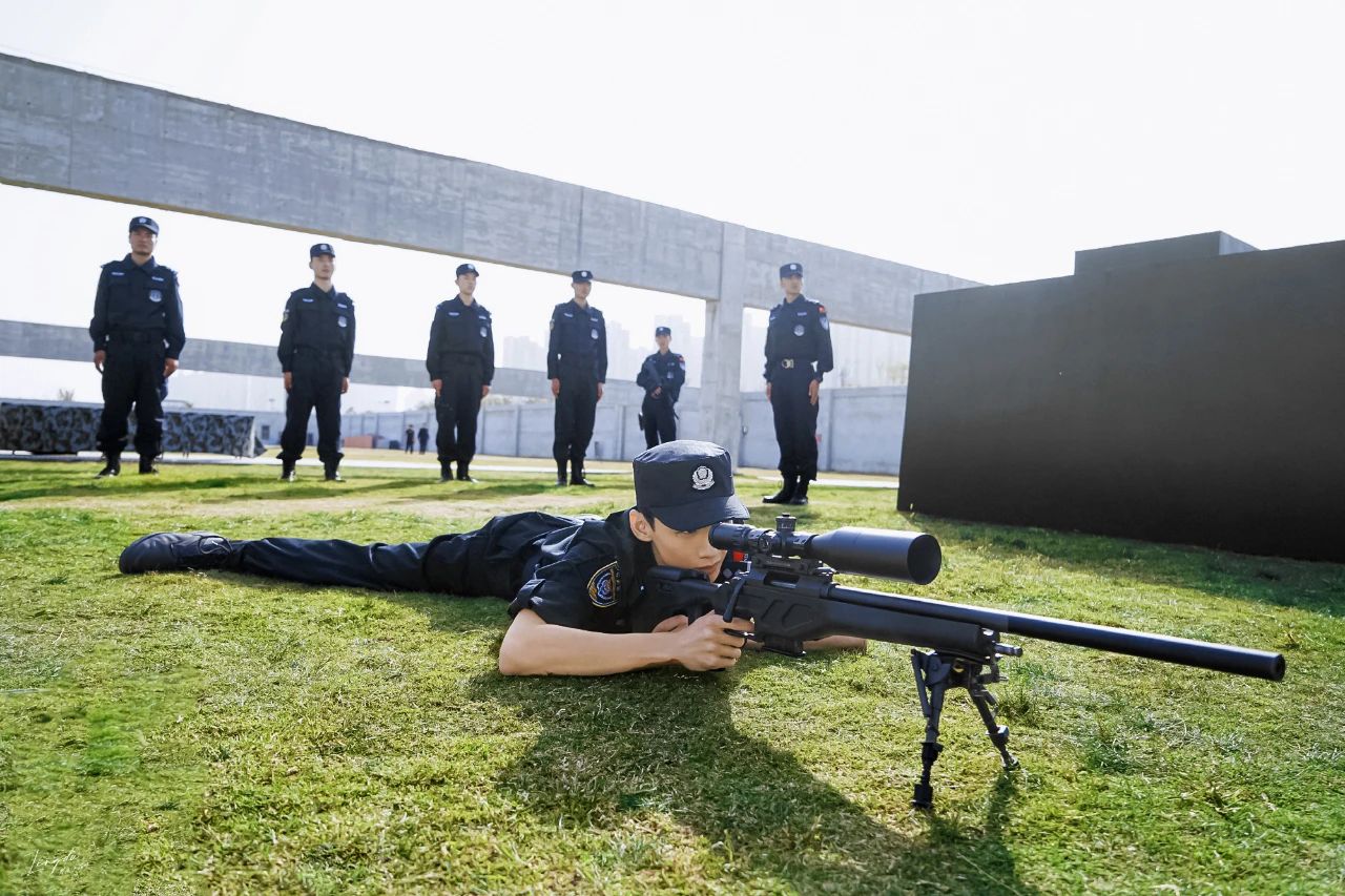白敬亭饰演硬朗特警毫不违和,穿衣显瘦脱衣有肉,行走的荷尔蒙