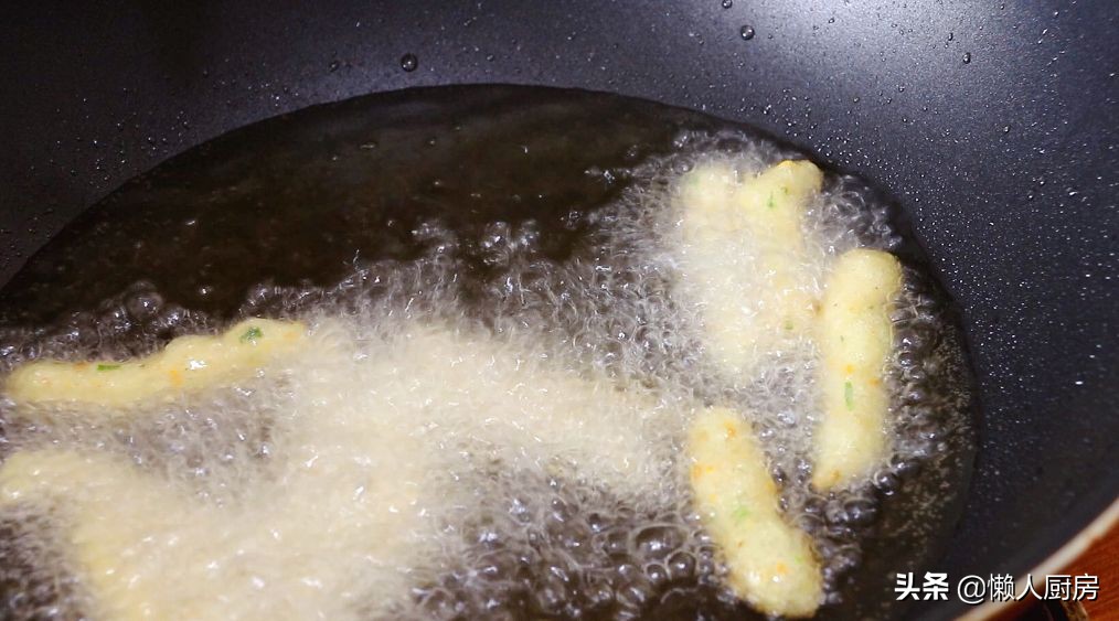 土豆不切条，捣成土豆泥，教你薯条的新做法，香酥可口更好吃