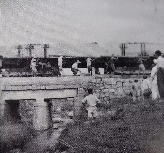 百吨人民英雄纪念碑过往：60多年前仅凭人力，艰