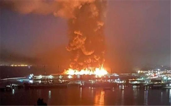 旧金山码头突发火灾，战舰时不时传出爆炸声，