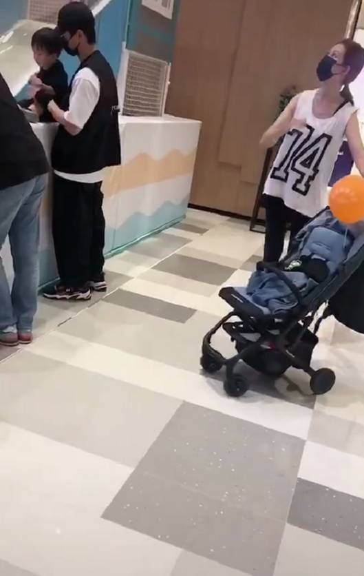 蔡少芬夫妇带儿子游玩被偶遇，张晋蹲地上给老婆儿子拍照，超幸福