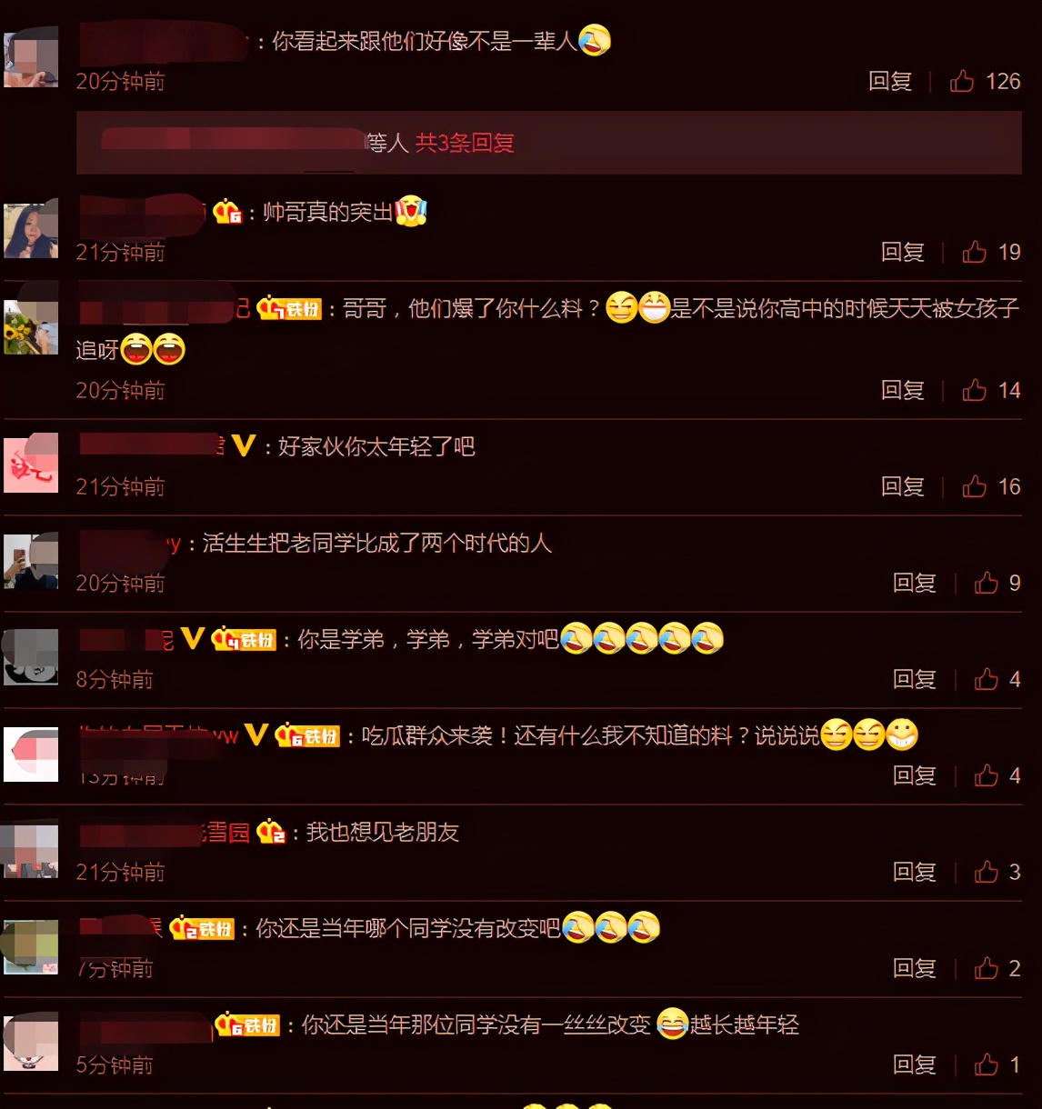 吳尊攜老婆參加同學會，41歲的他帥如當初，與同學合影像兩代人