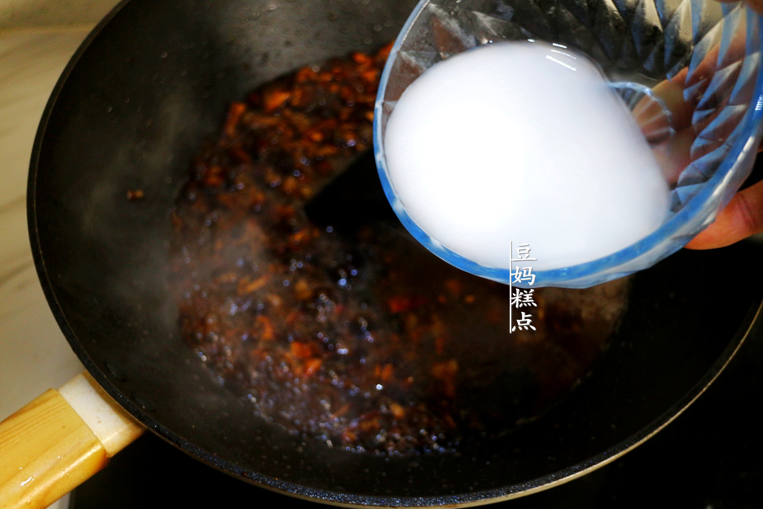 冷天，豆腐和雞蛋一起蒸，簡單又營養，孩子連吃2碗米飯