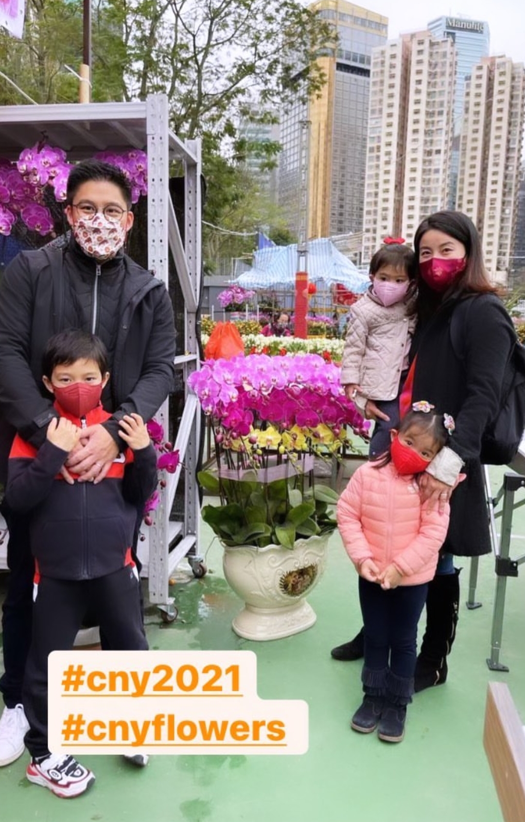 42岁霍启刚晒全家福庆生，携妻儿骑单车并表白：有你们便足够