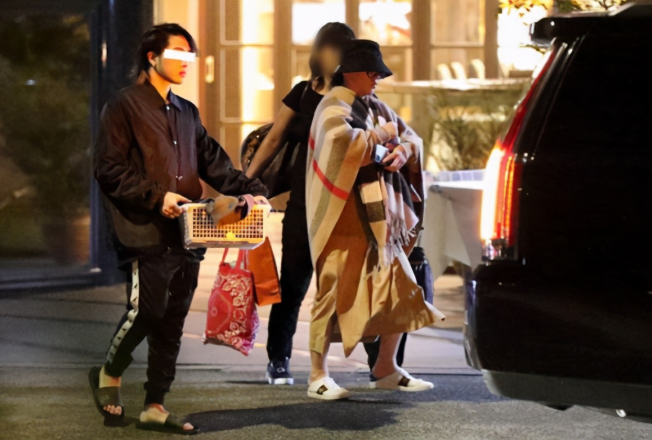 滨崎步二胎孕肚照首曝光，身材发福孕味十足，神秘男子悉心护送