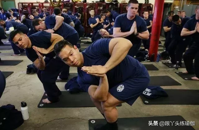 工作压力大!美国消防队员组团练瑜伽减压
