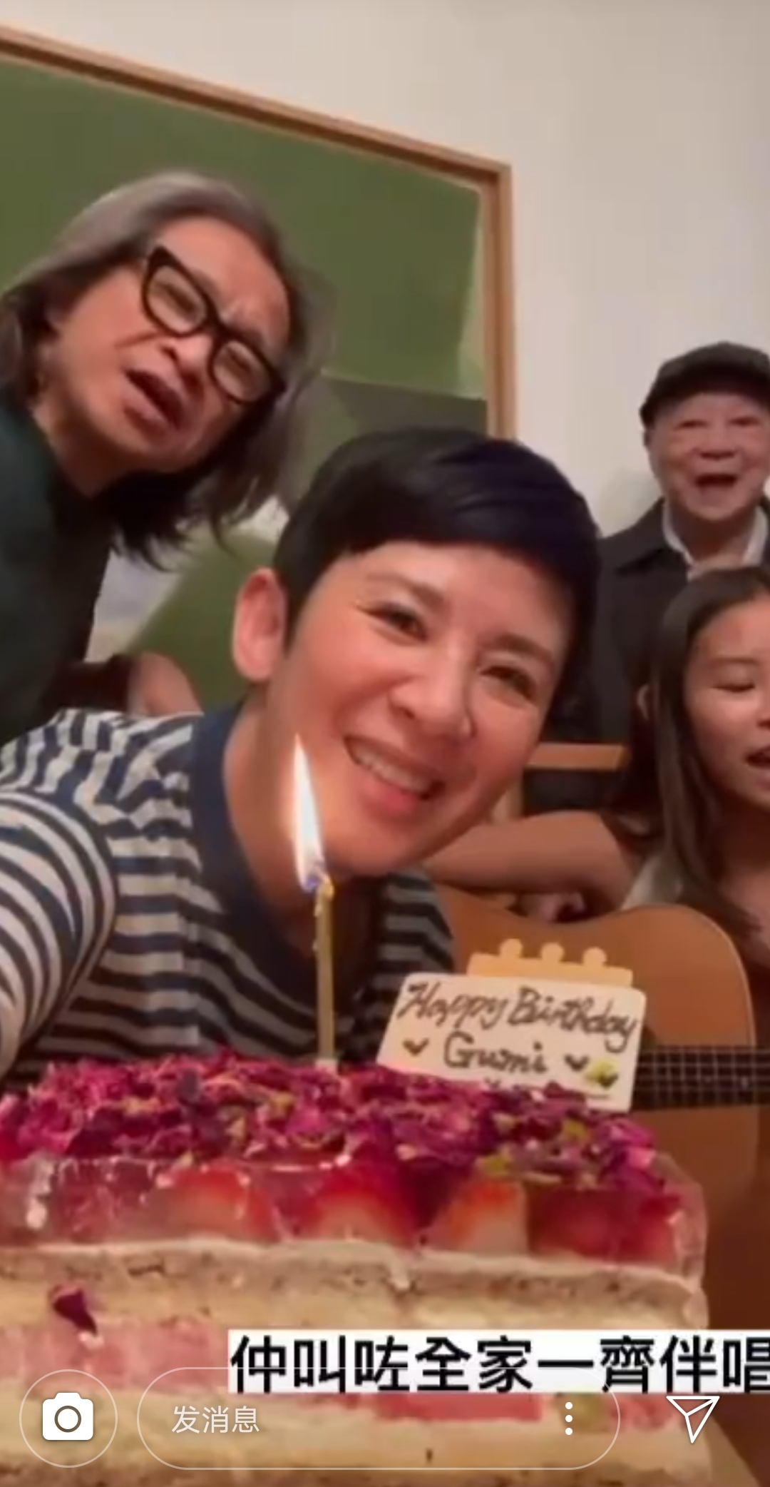 吴君如晒一家人为自己庆生，女儿弹吉他唱歌，老公陈可辛倾情献吻