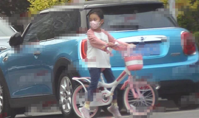 7岁甜馨相当独立，街头骑单车又美又飒，使劲抬