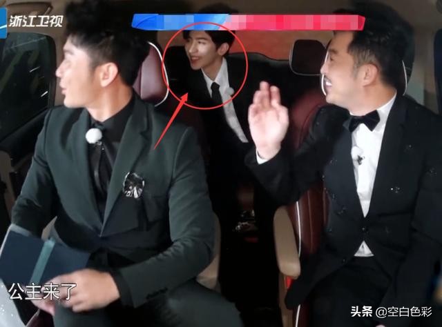 baby在地库亮相，李晨喊她公主，谁注意蔡徐坤举动？心酸了