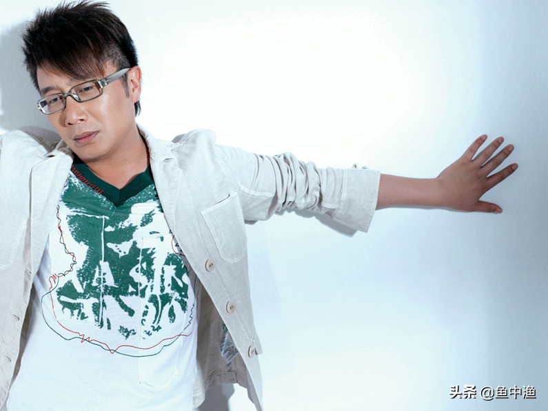 靠《两只蝴蝶》狂赚2亿，敢跟刘德华拼人气，庞龙终究毁于口水歌