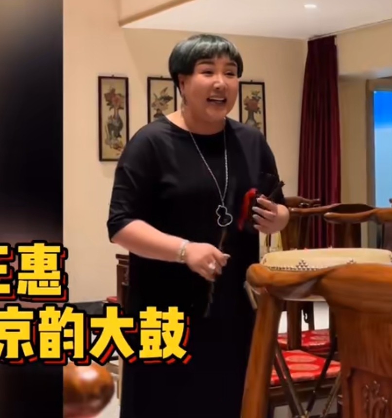 郭德纲老婆出行有一堆人跟随，还被夸变瘦了，脚上拖鞋就有5位数