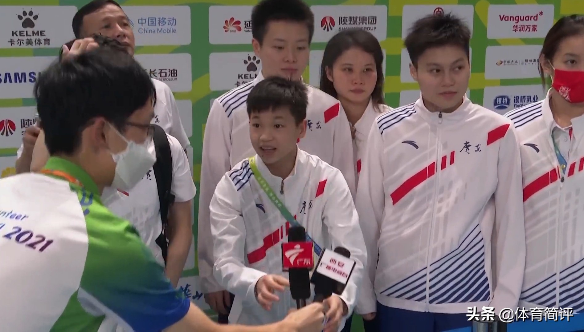 好样的！全红婵因不忍心看到志愿者下蹲难受，主动要求拿话筒