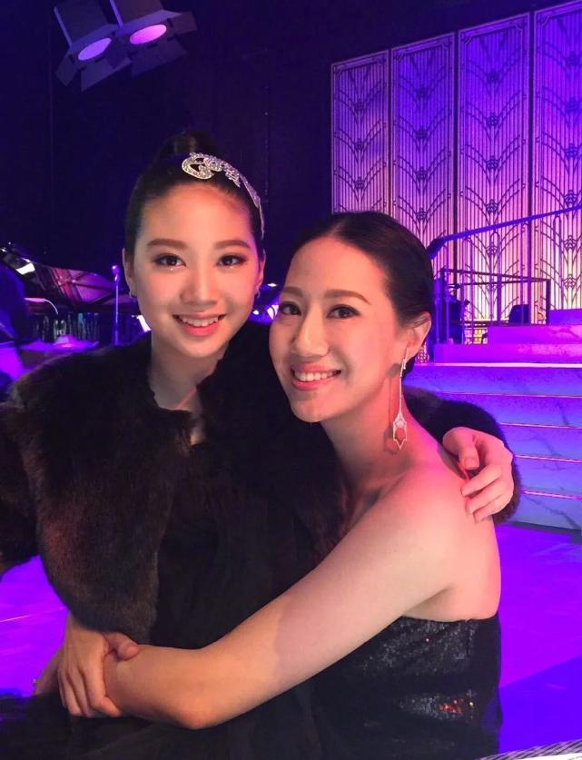 甄子丹一家四口逛街被偶遇，17岁女儿牵爸爸手，甄子丹搂娇妻超甜