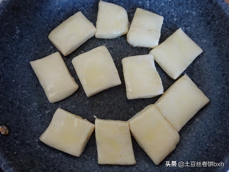 花生米的新吃法，用平底鍋做成小麵點，口口留香，老少都愛