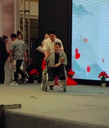 “元芳”张子健近况曝光，身型暴瘦满头白发，受伤坐轮椅跷二郎腿-第4张图片-大千世界