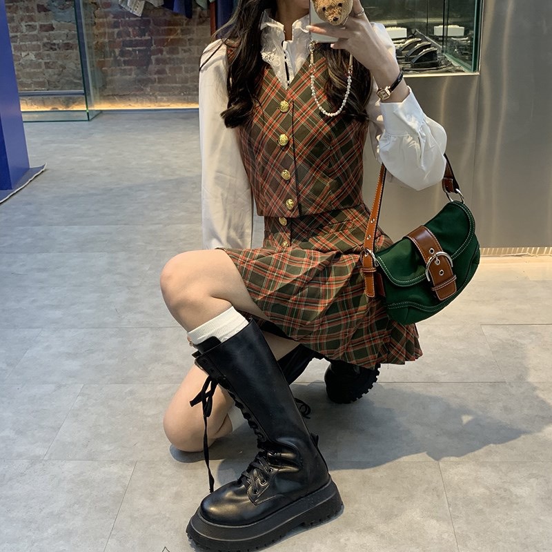 金晨桃粉连衣裙不见素日扁平感，气质冷艳，这