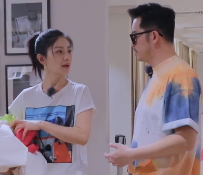 沙溢陪胡可逛街，镜头扫到墙上的衣服标价，这