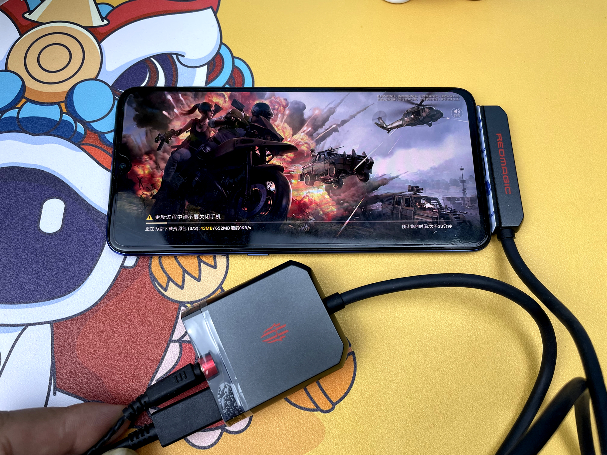 充电、投屏、听声三不误，红魔手游拓展坞