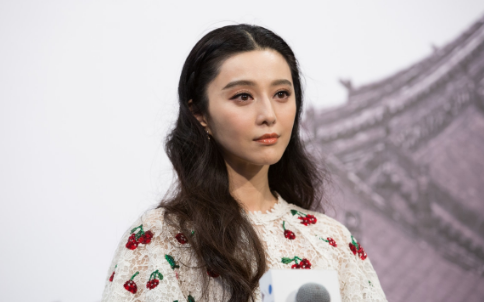 被曝遭全网禁播后，范冰冰首次现身，独自一个提行李显孤单