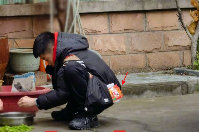 楊威罕曬爸爸兒子合照，楊陽洋蹲地擇菜側顏像爺爺，口袋紅包搶鏡