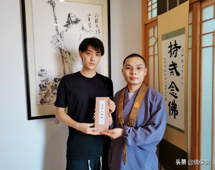 黄子韬父亲追悼会现场曝光！设置简陋，赵奕欢现身，亲属显崩溃