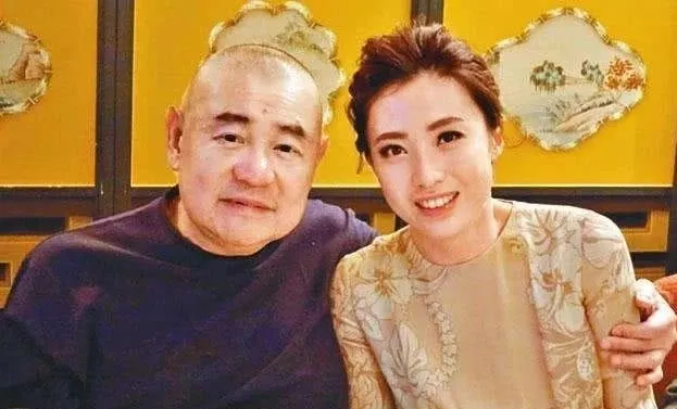 刘銮雄13岁女儿炫富还早熟？烫发美甲像成年人，身材比保镖还壮