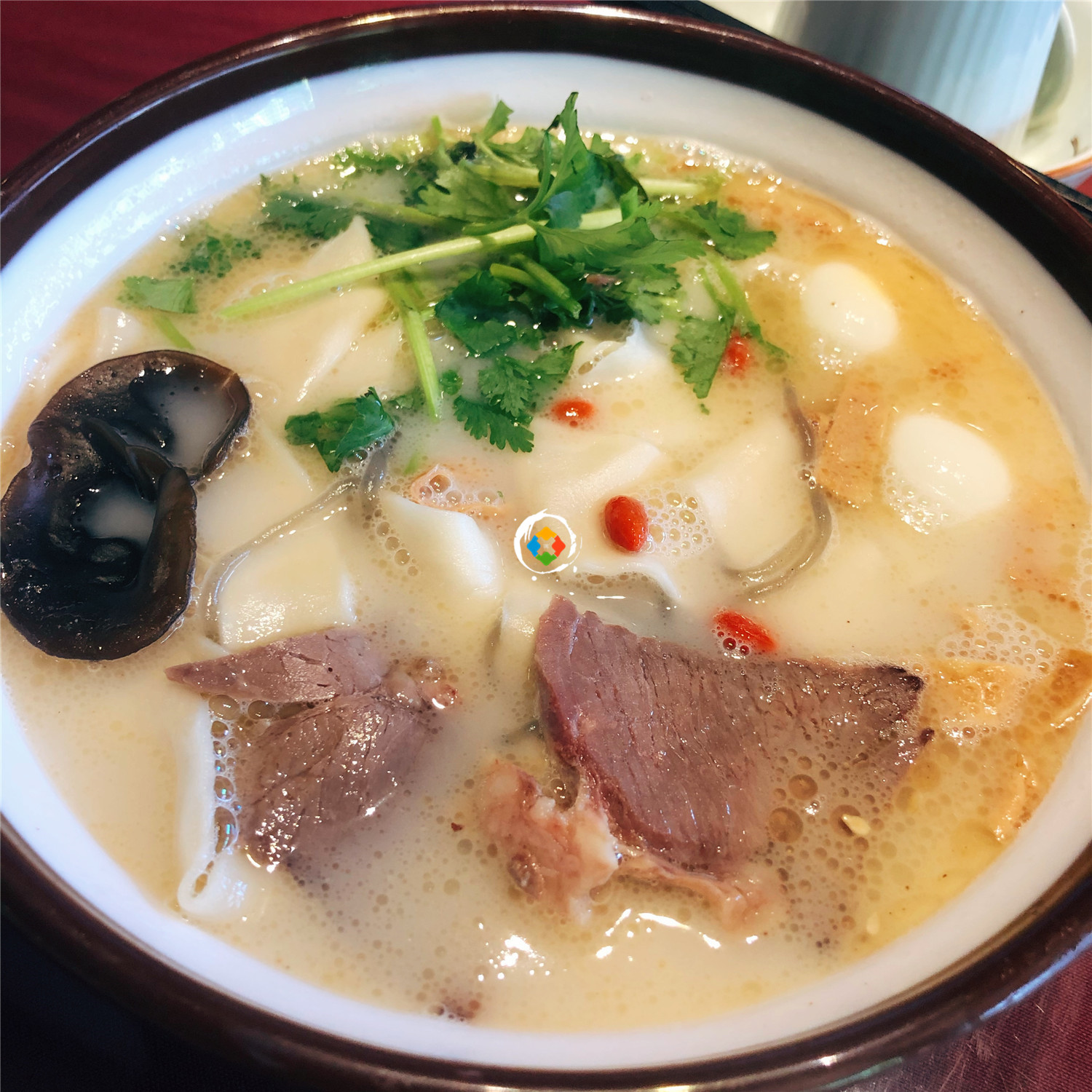 重庆哪里有正宗陕西风味？特色油泼臊子面，就着大蒜吃才够味