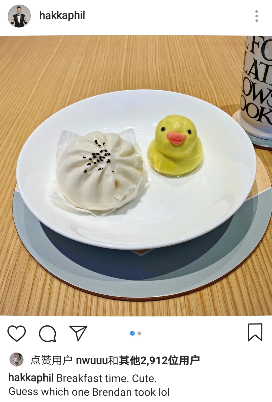 胡杏儿老公晒儿子吃早餐，Brendan双手托腮大眼睛灵动可爱