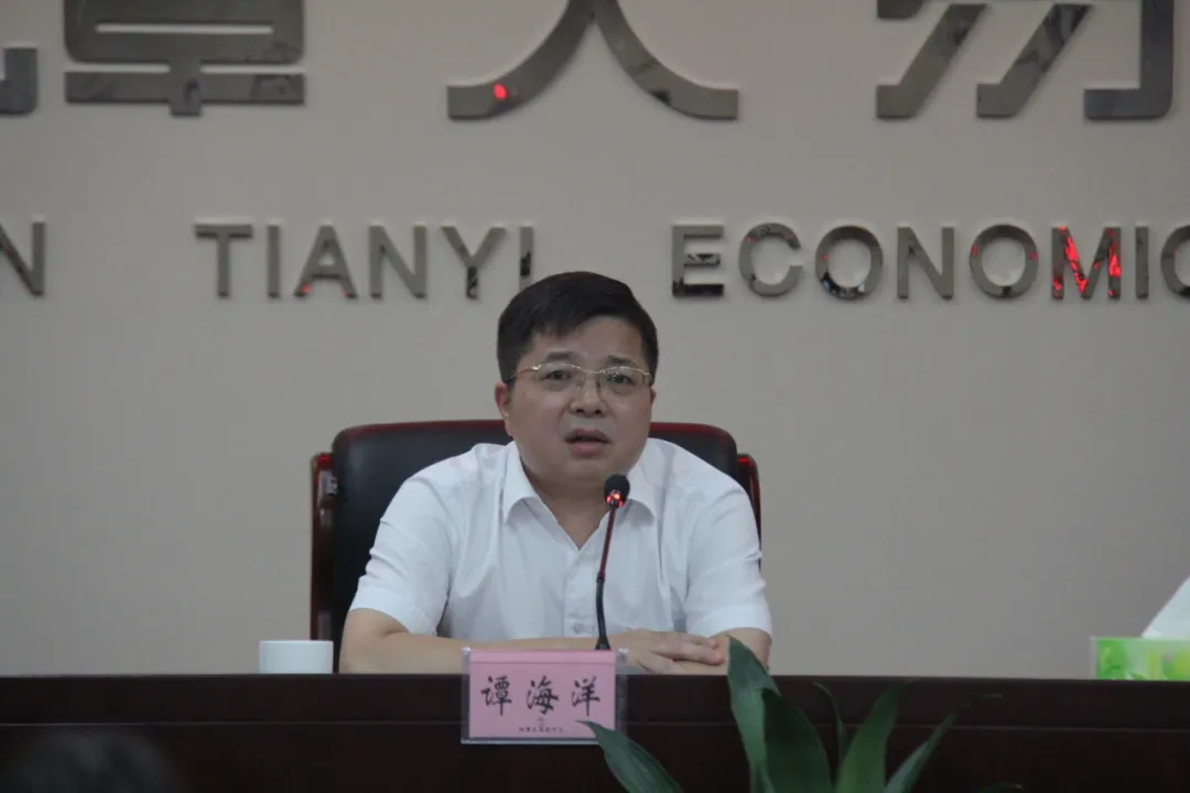 用讴歌党的大合唱激发干事创业大合唱