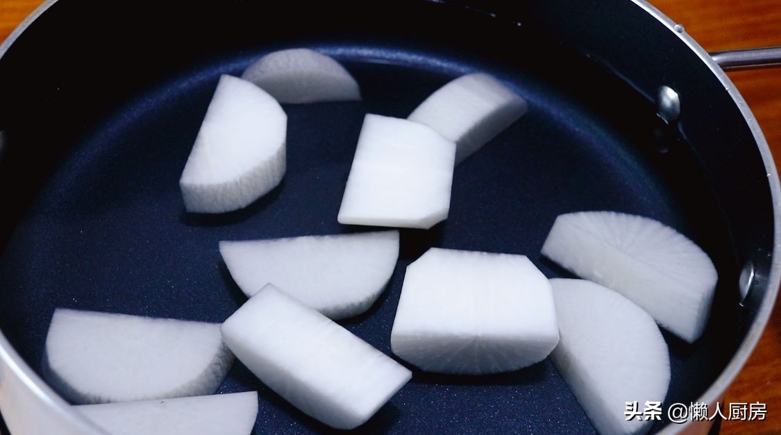 萝卜不直接吃，切成块下锅熬汤，配上火锅丸子，在家做懒人关东煮