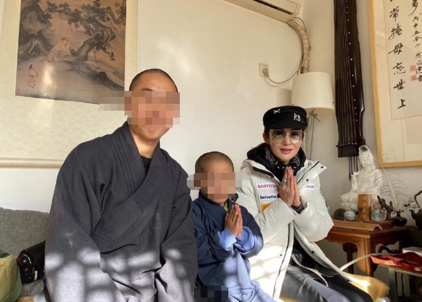 52岁张敏现身少林寺，最美星女郎如今瘦成骷髅，素颜出镜大变样