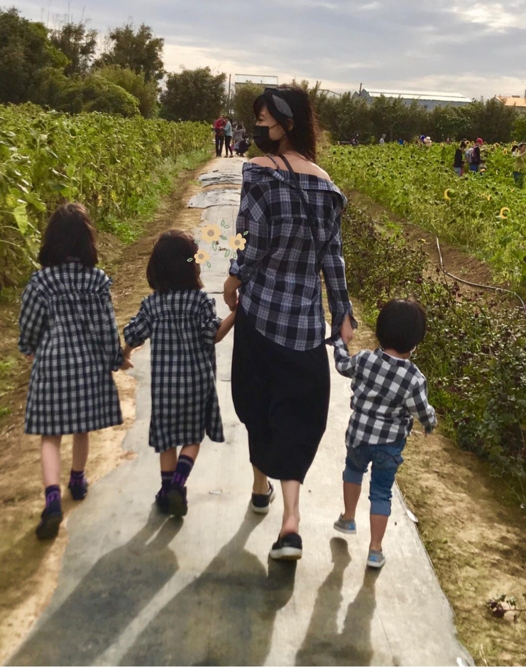 王力宏妻子李靚蕾專心帶娃，與三個兒女做手工，未受周群言論影響