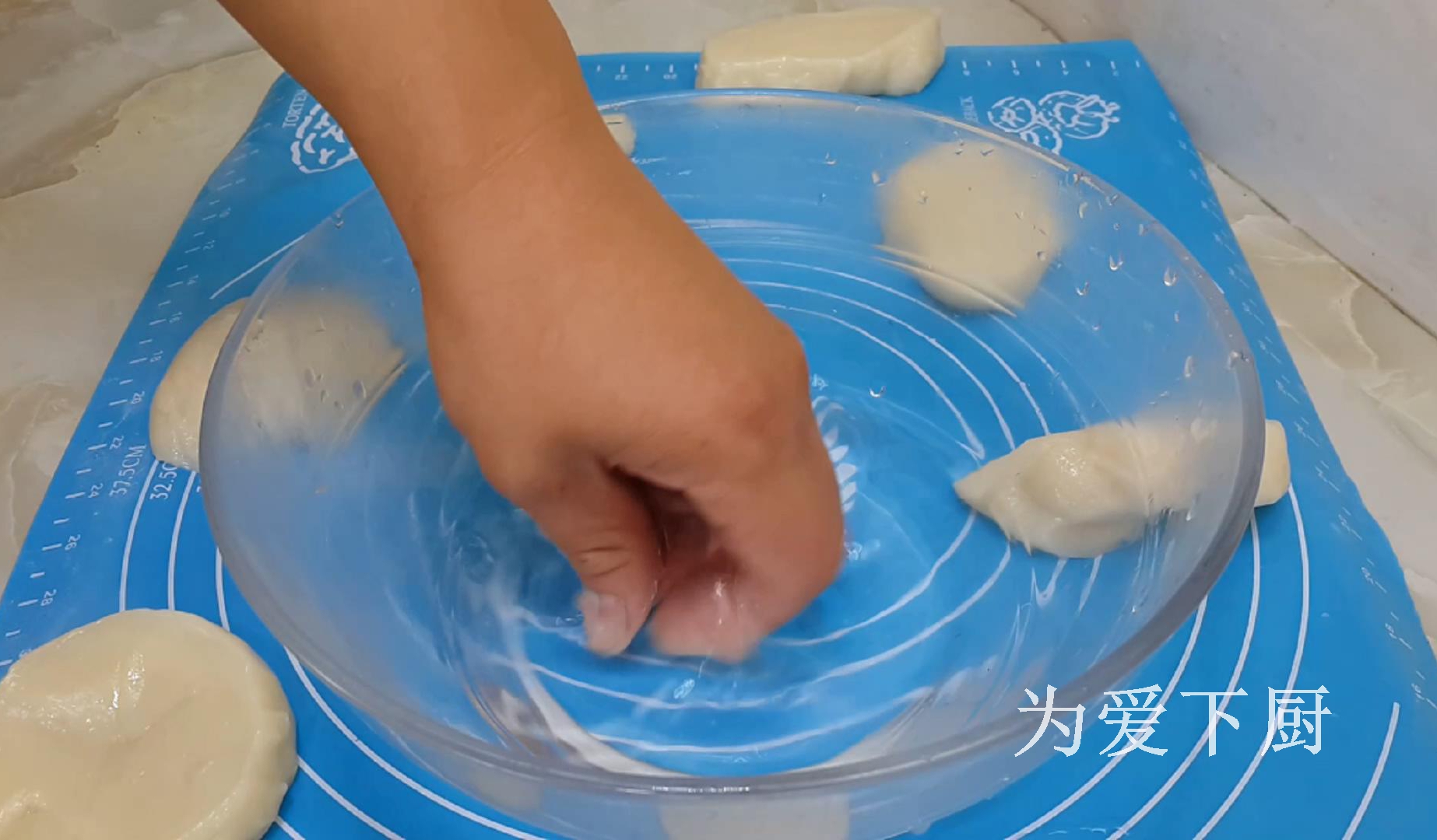 The glutinous rice flour is delicious. Add half a bowl of red beans. It is soft and sweet and more comfortable than cake.