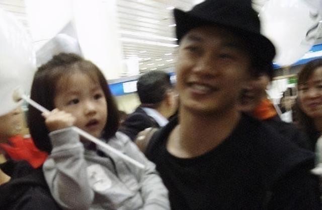 劉嘉玲曬生日照，陳奕迅女兒陳康堤現身，穿露肩裝亭亭玉立氣質佳