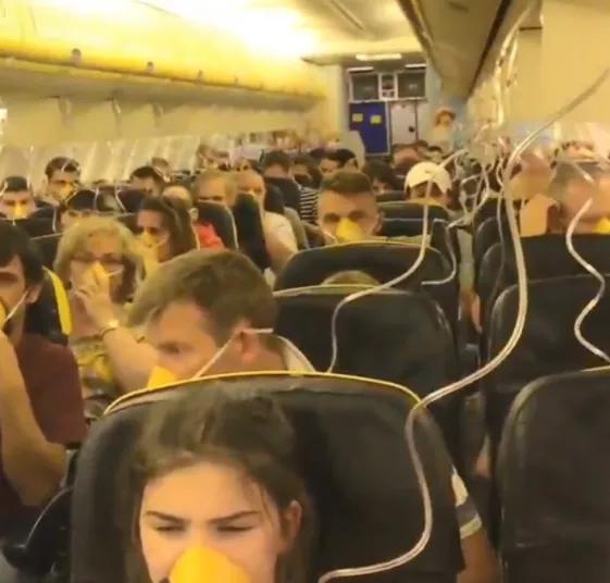 澳航班万米高空直坠15000英尺，原因只在一条毯子