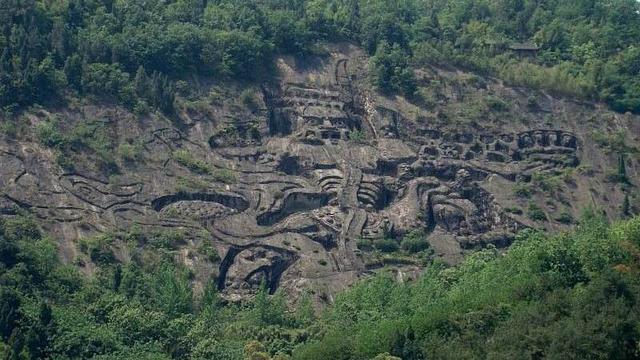 重庆丰都“最大鬼”，高138米，宽217米，嘴宽2