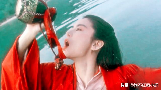 林青霞活了一场漂亮的人生，年轻时穿衣好潮，