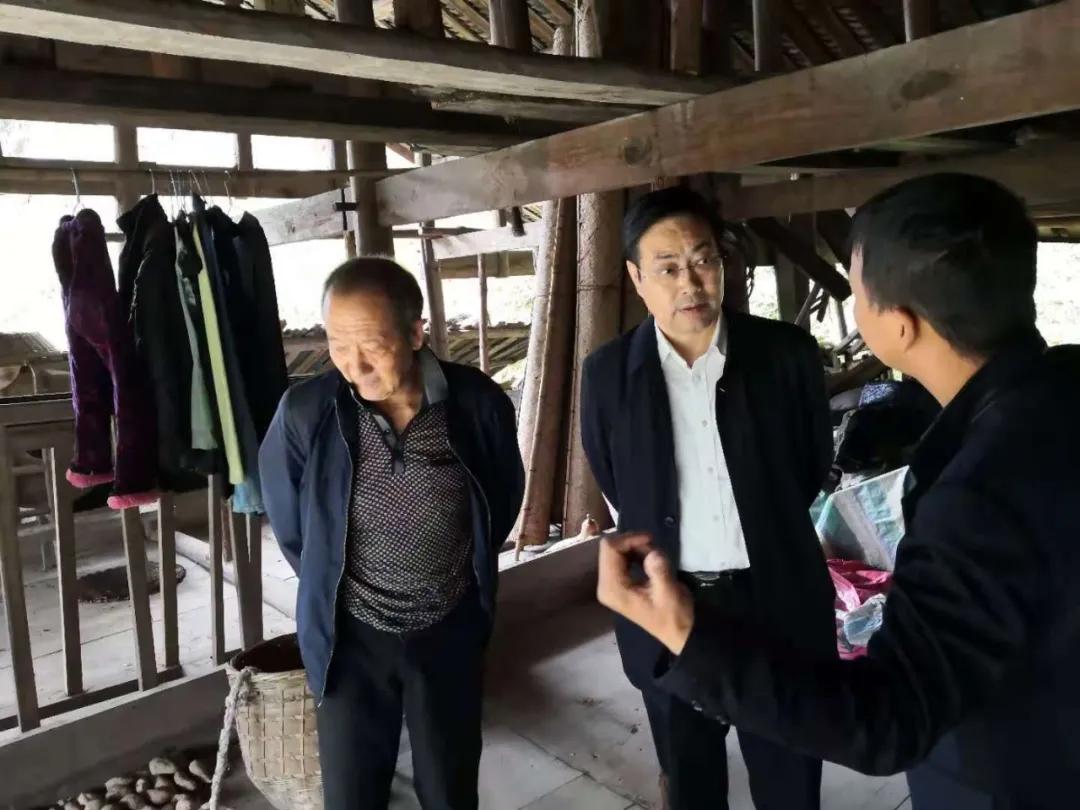 张干太以“四不两直”方式深入溆浦县督导脱贫攻坚