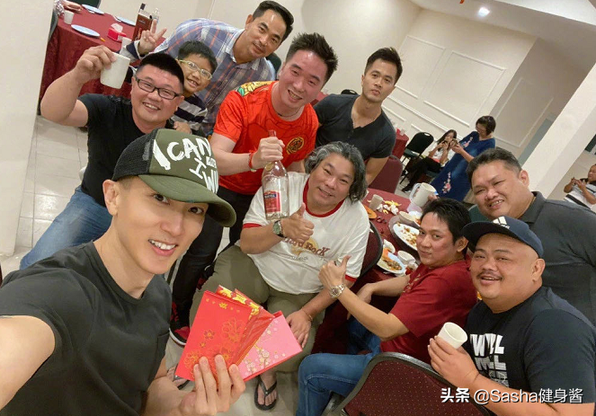 不老男神吴尊同学聚会惊呆众人，都说背薄显年