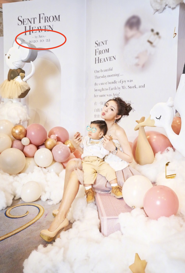 安以轩晒照为女儿庆双满月，一人抱俩妈妈力max，兄妹长相相似