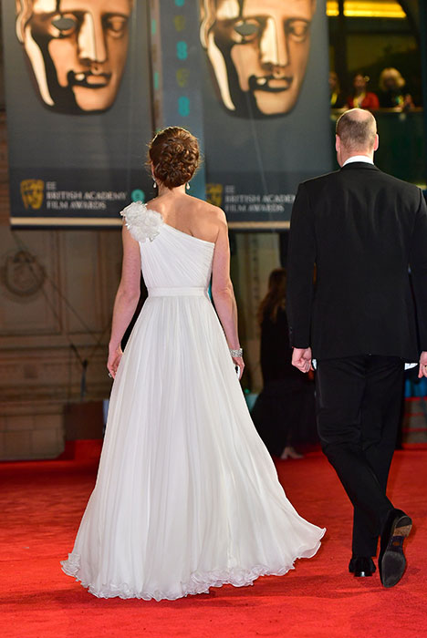 英国电影学院颁奖礼凯特白礼服配戴妃耳环美炸，大魔王也甘拜下风