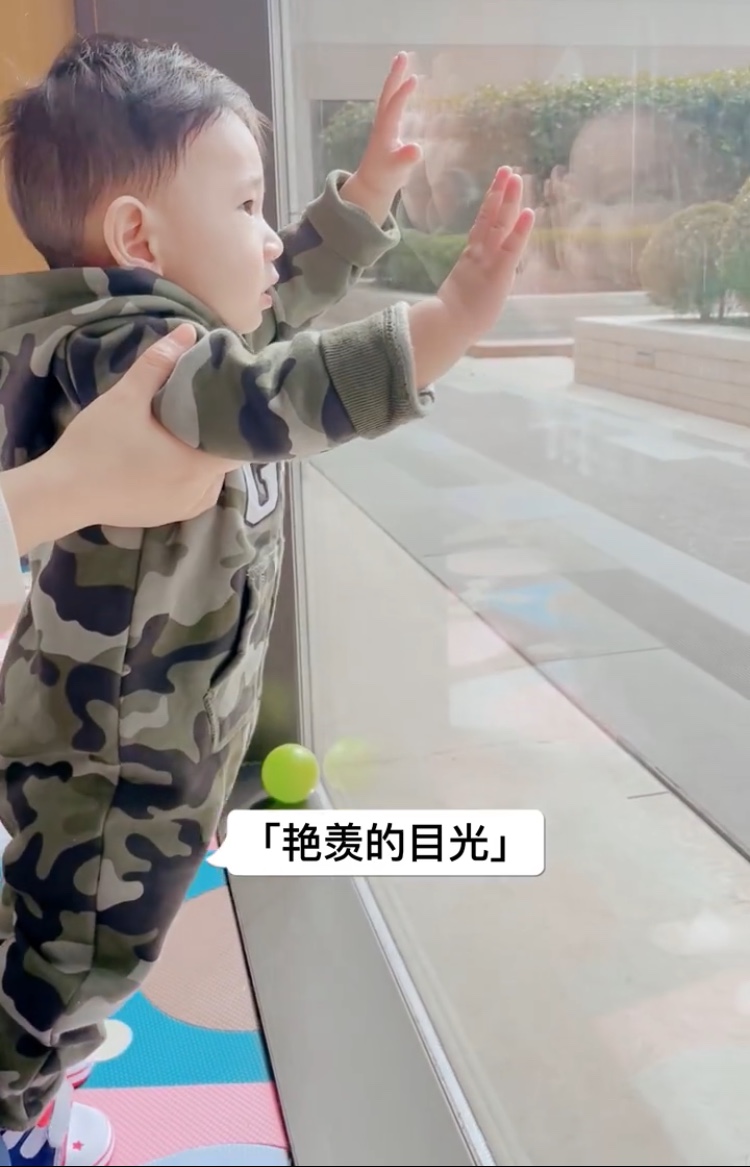 應采兒倆兒子上演“兄弟情深”戲碼，小小春帥氣，hoho可愛