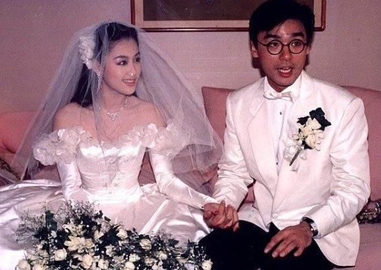 以真心换真心，钟镇涛现任妻子对继子女视如己出，一家人温馨和睦