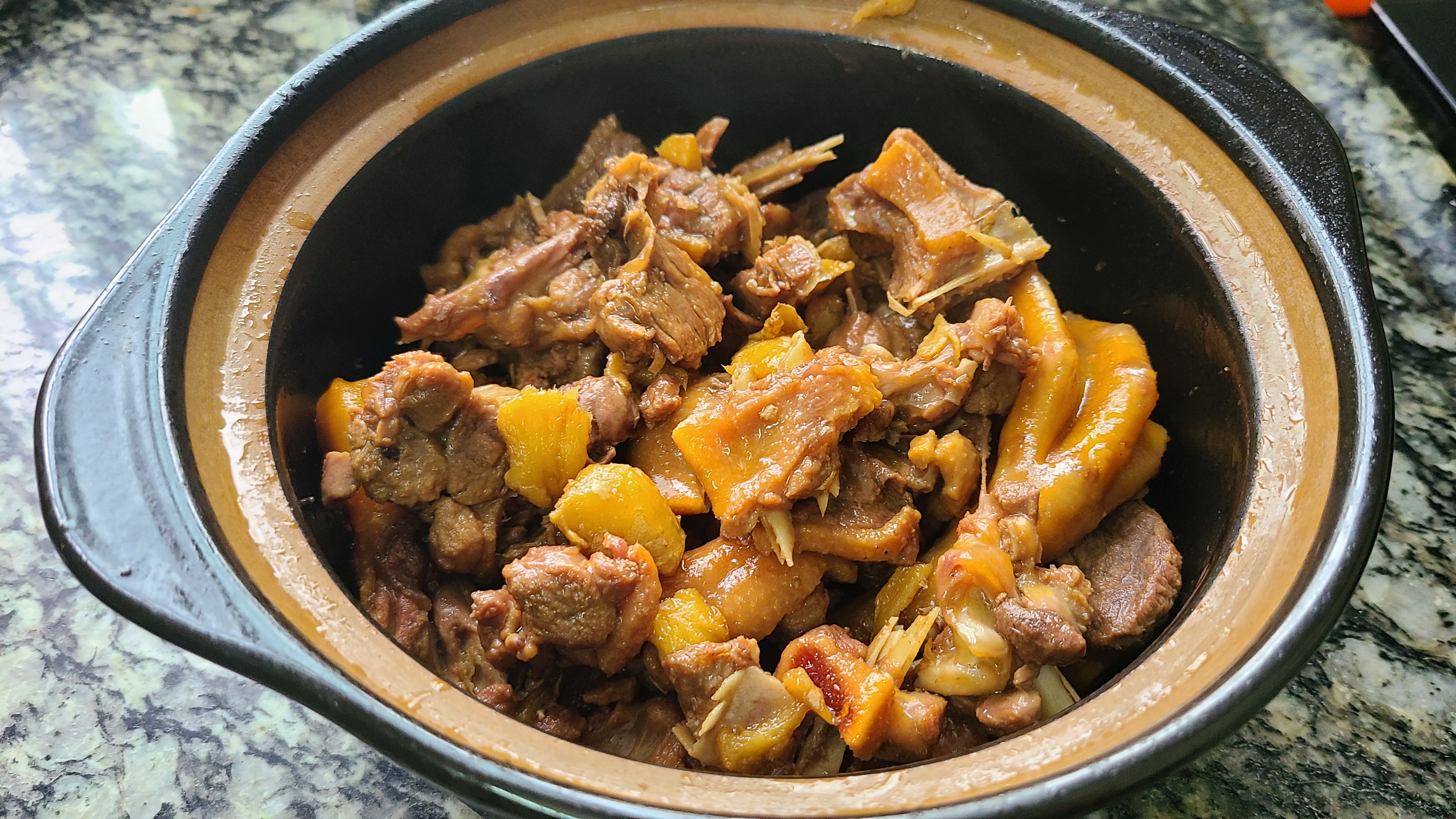 姜酒鸭，用米酒做出来的一道广东菜，简单好吃，香喷喷的