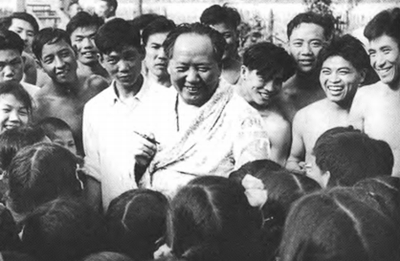 毛澤東時隔32年重回韶山，看到父母墳?zāi)蛊茽€不堪：不要修，就這樣