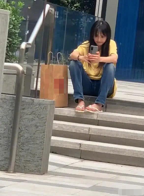 网友偶遇郑爽坐路边自拍，穿夹脚拖鞋超接地气，毫无偶像包袱